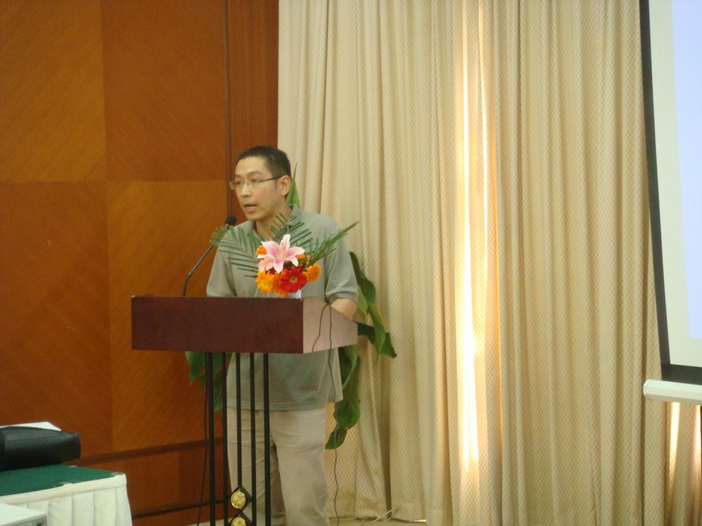 宁波市工商局信息中心副主任李晔主持会议